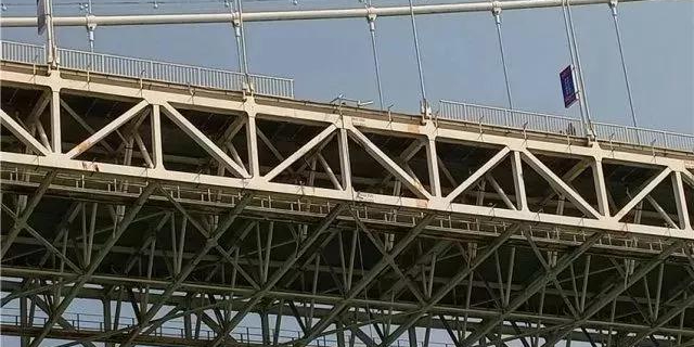 重慶大巴墜江怪防護(hù)欄桿？設(shè)計(jì)、施工企業(yè)表示“這個(gè)鍋不背”！