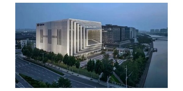 河南盧森堡中心“時(shí)空之窗”——龍湖國(guó)際中心建成，設(shè)計(jì)布局呈“回字型”